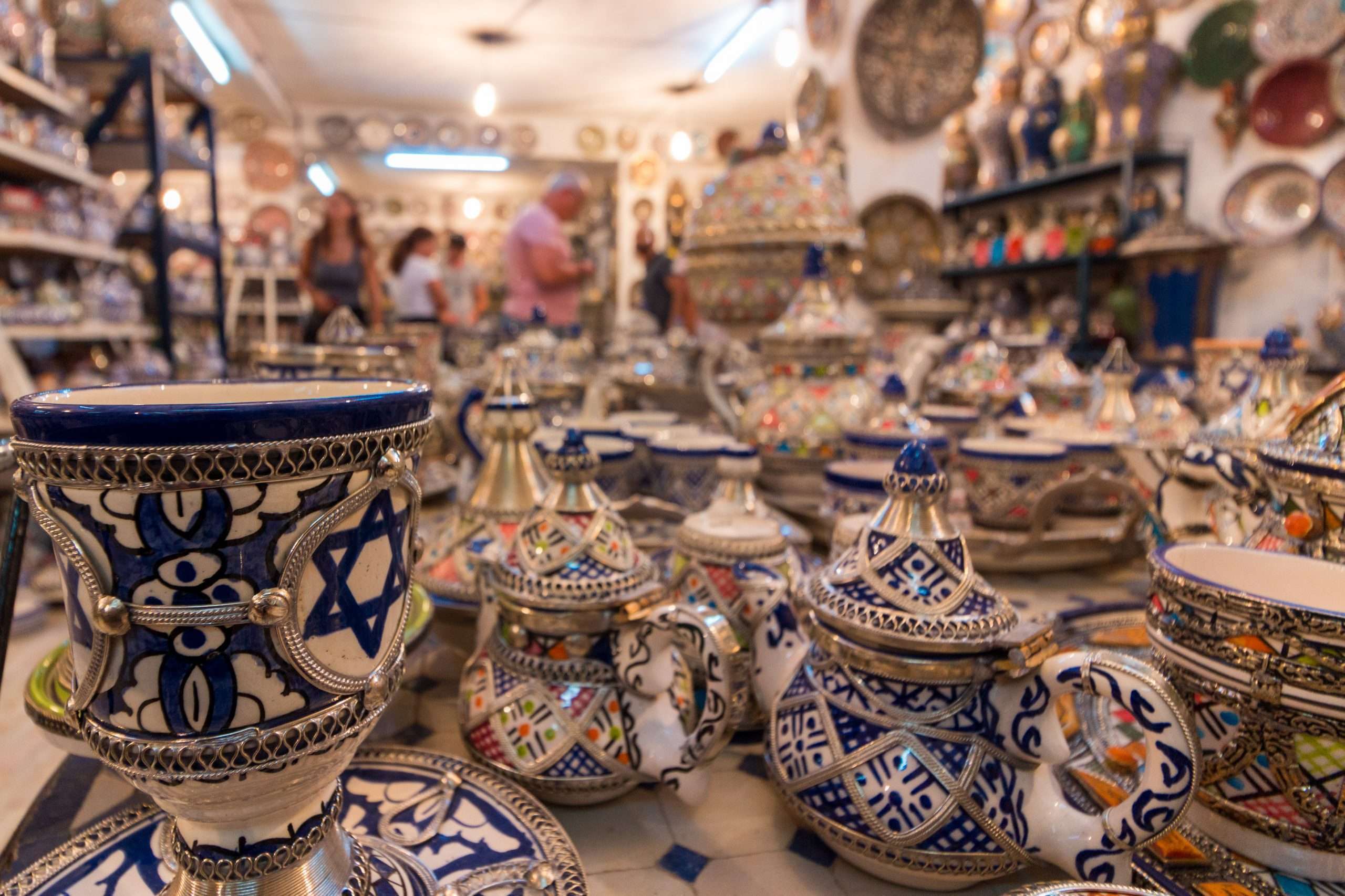 Pottery workshop : casting and turning