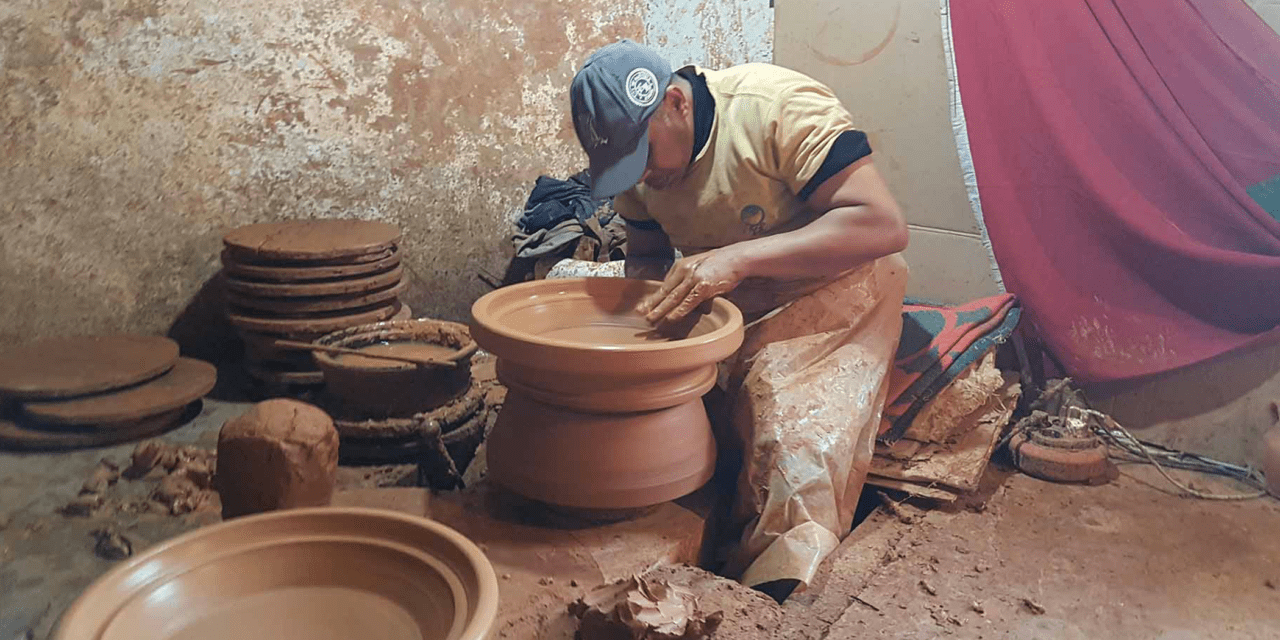 Pottery workshop : casting and turning
