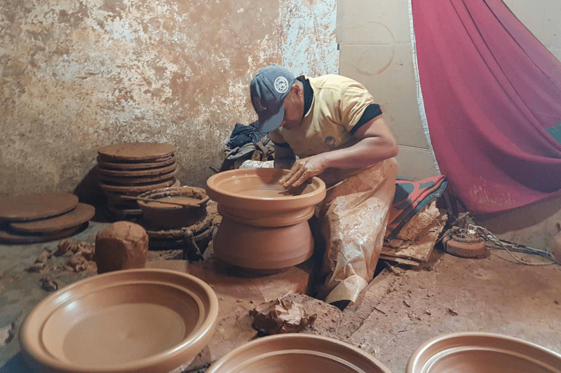 Pottery workshop : casting and turning